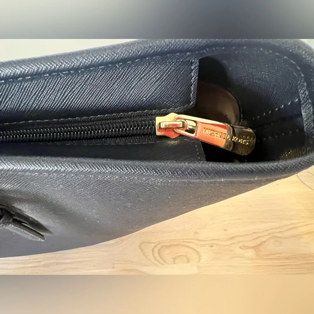 Navy Blue Michael Kors Jet Set Travel‎ Tote - Picture 12 of 14